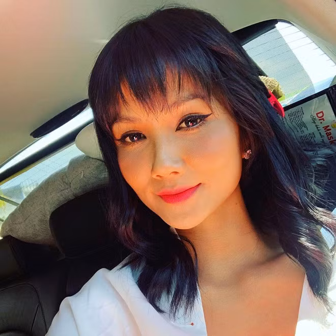  H'Hen Niê vốn nổi tiếng với mái tóc tém cá tính. Nhưng thời gian gần đây, trên trang cá nhân, hoa hậu 9X thường xuyên đăng tải hình ảnh lạ mắt trong kiểu tóc dài nữ tính. Thành viên mạng nhận xét mỹ nhân Đắk Lắk trẻ trung, nền nã và dịu dàng hơn với diện mạo này.