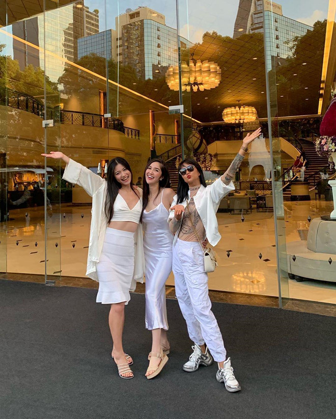 H'Hen Niê cùng với Hoa hậu Hoàn vũ người Malaysia, Trung Quốc và Nam Phi đang có mặt ở Thái Lan để làm phù dâu cho Ning Sophida. Những cô gái trở nên thân thiết khi cùng tham gia Miss Universe 2018 tại xứ sở chùa vàng.