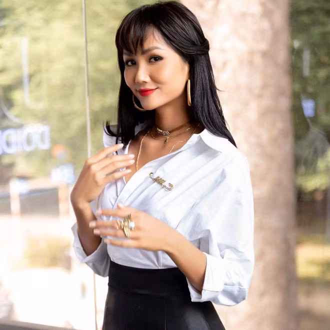 Tài khoản Luantdo viết: "Hen để tóc này lạ quá nhưng mà xinh lắm". Baohaanh7 cho biết: "Cô ấy đẹp mà nhận không ra luôn". Cũng dưới phần bình luận, Larissa Ping, Hoa hậu Thế giới Malaysia 2019 dành lời có cánh cho đại diện nhan sắc Việt: "Bạn phù hợp với mọi phong cách".