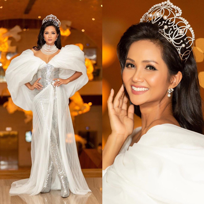 Còn khi mặc áo dài cách điệu phần vai, H'Hen Niê chọn cho mình mái tóc dài thẳng mượt, được vuốt ngược ra sau. Ánh bắt biểu cảm sắc lạnh cũng là điểm cộng cho hoa hậu người Ê Đê.