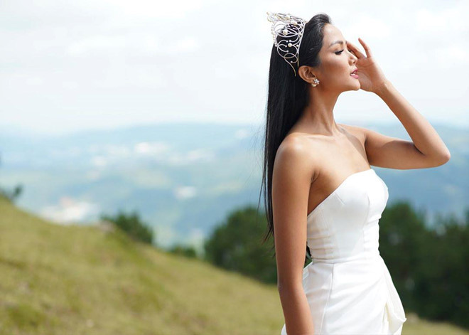 Người hâm mộ cho rằng có thể vì đang yêu nên H'Hen Niê quyết định chọn tóc dài để bản thân trở nên dịu dàng hơn. Tham gia một chương trình gần đây, hoa hậu sinh năm 1992 tâm sự dù có tính cách mạnh mẽ, tích cực nhưng trong tình yêu, cô tự nhận mình trẻ con.