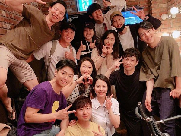 Trên mạng xã hội Weibo, Twitter và Instagram, cộng đồng người hâm mộ đồng loạt chia sẻ bức ảnh và cho là đây là lần đầu tiên Song Joong Ki xuất hiện sau ly hôn. Tuy nhiên, thực tế đó lại là ảnh chụp vào tối 26/6 thời điểm trước 1 ngày nam diễn viên tuyên bố ly hôn - sáng 27/06/2019.