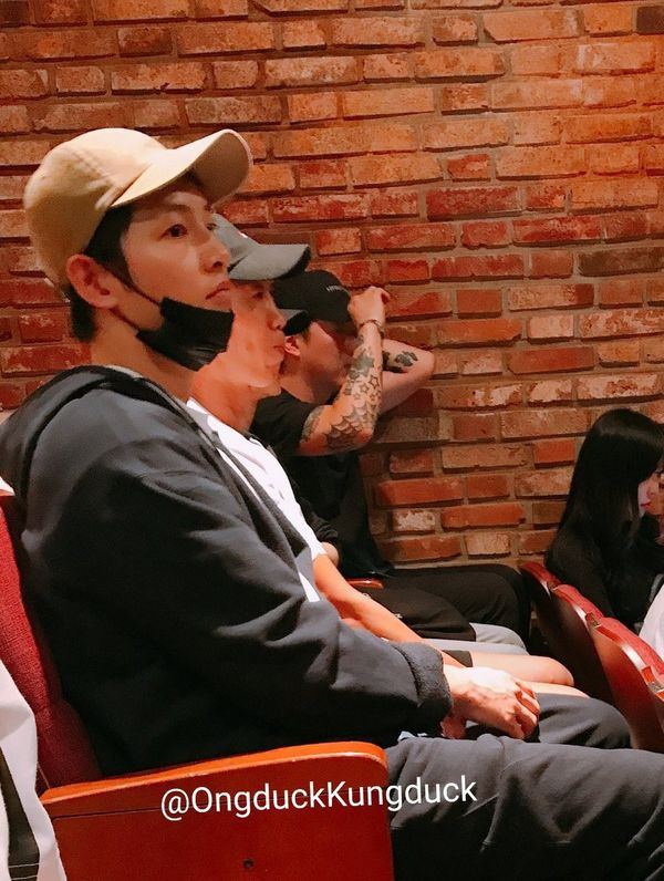 Ngồi bên cạnh diễn viên Song Joong Ki là Jin Sun Kyu.