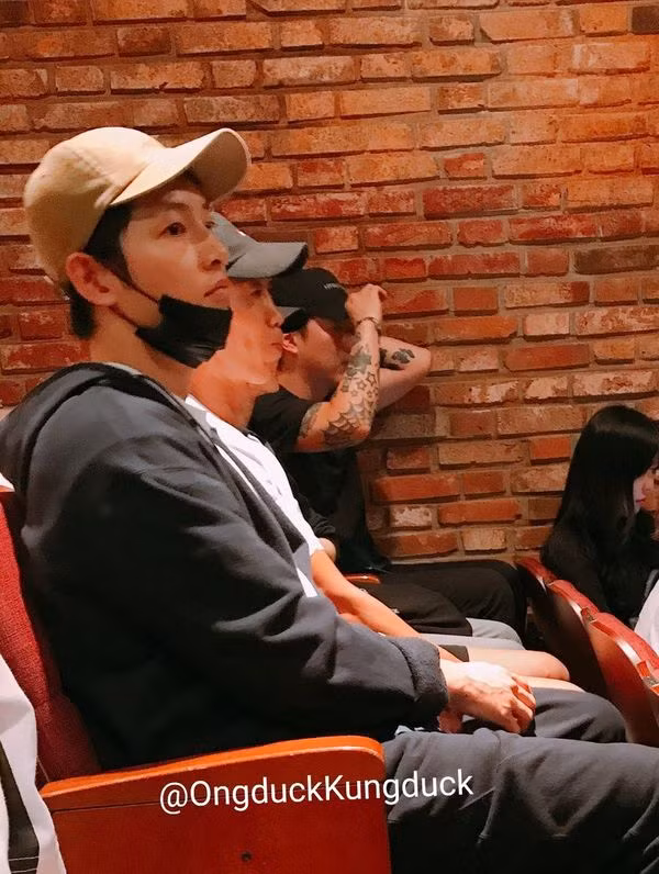 Ngồi bên cạnh diễn viên Song Joong Ki là Jin Sun Kyu.