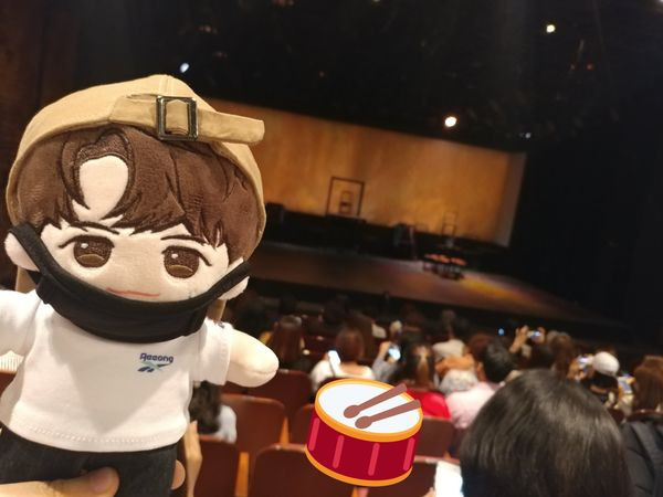 Bạn fan này chia sẻ: “Thực sự choáng khi Song Joong Ki ngồi cùng hàng ghế với tôi, bên cạnh anh ấy là Jin Sun Kyu, Kim Tae Ri. Tôi tự hỏi liệu những bạn chứng kiến Seong Woo đến xem nhạc kịch vào vài ngày trước thực sự cảm thấy như thế này? Song Joong Ki là một người nổi tiếng. Chỗ anh ấy ngồi gần cạnh luôn, nhưng tôi đã rất ngạc nhiên đến mức không thể nói được câu nào hết”.