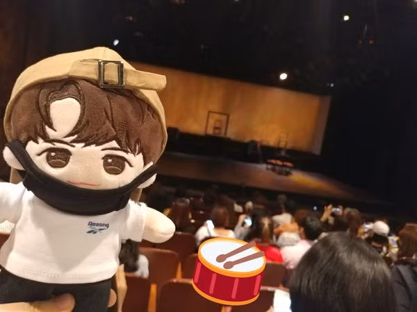 Bạn fan này chia sẻ: “Thực sự choáng khi Song Joong Ki ngồi cùng hàng ghế với tôi, bên cạnh anh ấy là Jin Sun Kyu, Kim Tae Ri. Tôi tự hỏi liệu những bạn chứng kiến Seong Woo đến xem nhạc kịch vào vài ngày trước thực sự cảm thấy như thế này? Song Joong Ki là một người nổi tiếng. Chỗ anh ấy ngồi gần cạnh luôn, nhưng tôi đã rất ngạc nhiên đến mức không thể nói được câu nào hết”.