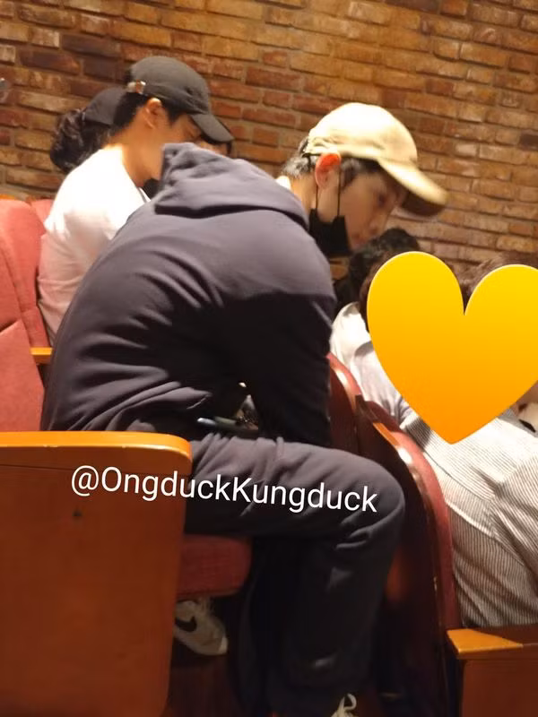 Hình ảnh do người hâm mộ của Ong Seong Woo (Wanna One) đi xem vở kịch, vô tình gặp và đã chụp lại.