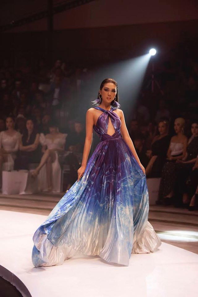 Cô nàng thu hút sự chú ý khi diện trang phục lộng lẫy, khoe vóc dáng gợi cảm trên sàn catwalk.