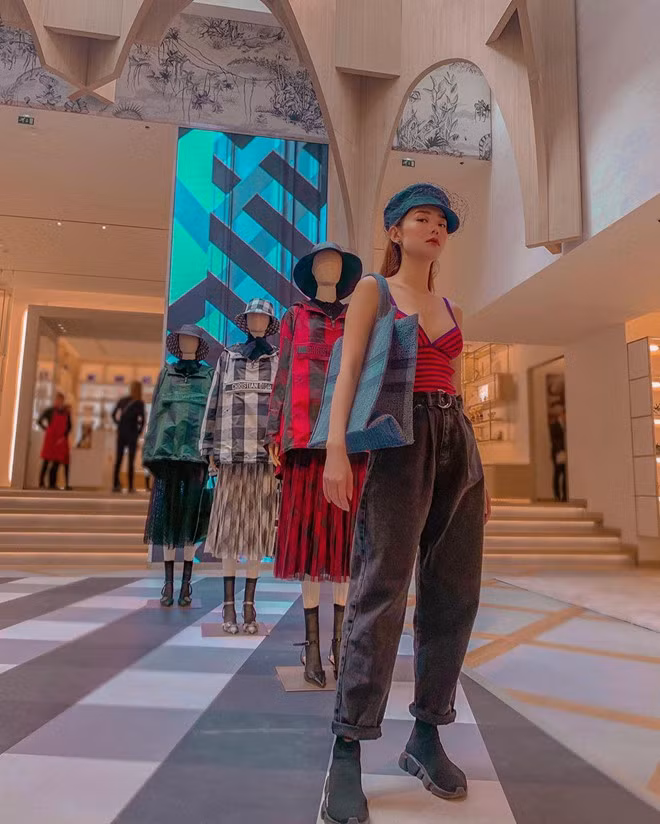 Một số bình luận cho rằng chuyến đi này rất có thể có bạn trai Minh Hằng đi cùng.