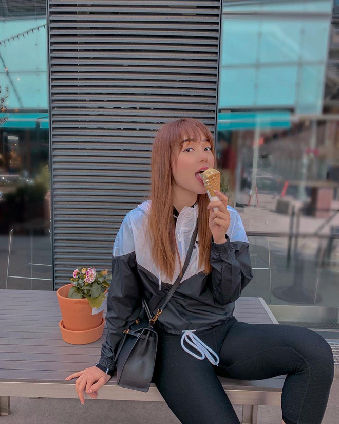 Minh Hằng vừa trở về từ chuyến du lịch ở châu Âu. Trên trang cá nhân, ngôi sao 8X chia sẻ nhiều khoảnh khắc ăn mặc sang chảnh dạo chơi tại Paris và một số địa điểm nổi tiếng khác.