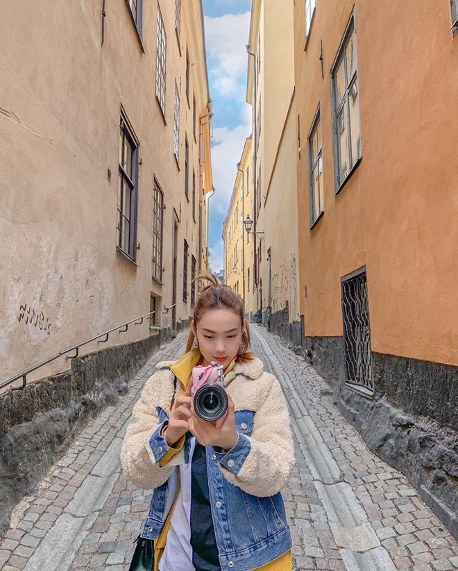 Trong talk show được phát sóng trên kênh HTV2 cuối tháng 6, huấn luyện viên The Face Việt Nam chia sẻ về bản thân khi yêu: "Tôi độc lập về suy nghĩ nhưng khi ở cạnh người đàn ông của mình, tôi như con mèo, vẫn nhõng nhẽo và biết cách nhỏ bé. Tôi có bạn trai, đã yêu 3 năm rồi. Các dự án làm ăn của anh tôi đều góp vốn vào".