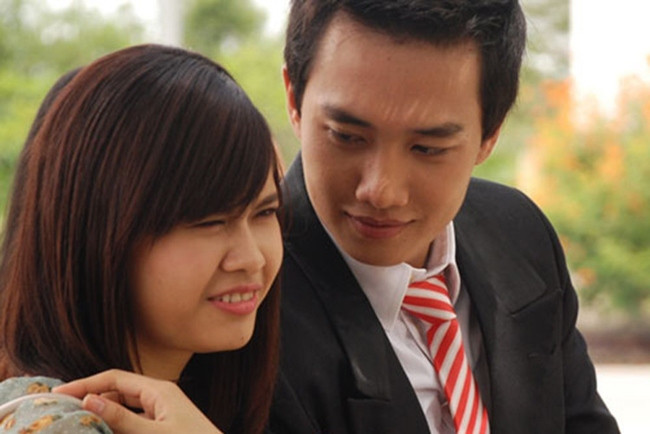 Người đẹp khác cũng có dịp đóng chung với Quốc Trường là Trương Quỳnh Anh. Cả hai đóng cặp trong "Lốc xoáy tình đời".