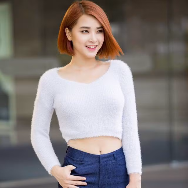 Xuất thân là ca sĩ song Hải Băng đạt được nhiều thành công khi lấn sân phim ảnh. Cô được khen ngợi có diễn xuất đa dạng và tham gia nhiều tác phẩm như "Đường hoang lạc bước", "Sếp ơi, anh yêu em", "Hạnh phúc quanh đây"... Từ cuối năm 2018, Hải Băng quyết định tạm dừng đóng phim, lui về hậu phương làm vợ, làm mẹ. Nữ diễn viên cho biết cô sẽ trở lại khi có vai diễn phù hợp. Cuối tháng 5 vừa qua, cô đã sinh con thứ ba cho ông xã Thành Đạt.