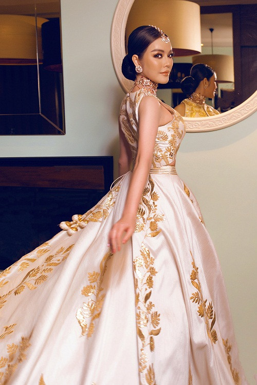 Trang sức kim cương Lý Nhã Kỳ diện khi tham dự tiệc cũng được chuẩn bị kỹ lưỡng giúp người đẹp tôn thêm vẻ quyền quý.