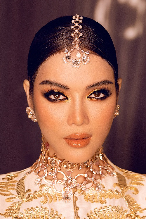 Phong cách trang điểm quyền lực giúp Lý Nhã Kỳ càng nổi bật, hút sự chú ý khi tham gia buổi tiệc.