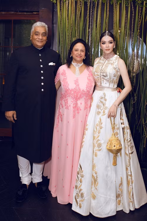 Được biết trang phục được đích thân ngài tỷ phú cho nhà thiết kế Ấn Độ đặt may riêng theo số đo của Lý Nhã Kỳ.