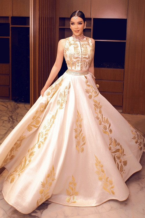  Lý Nhã Kỳ diện bộ váy được thiết kế riêng đẹp mắt, tinh tế.