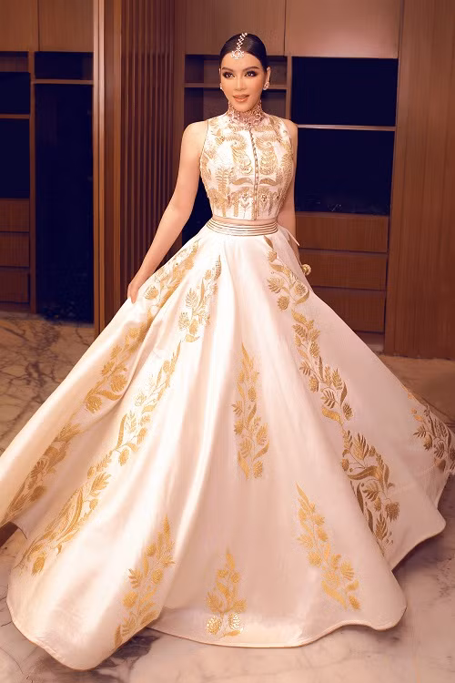  Lý Nhã Kỳ diện bộ váy được thiết kế riêng đẹp mắt, tinh tế.