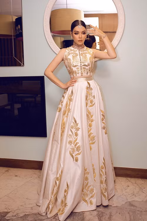 Chiếc đầm được làm cầu kỳ và thủ công trong 2 tháng với các đường chỉ vàng được đính kết tỉ mỉ, làm tăng thêm nét sang trọng, quyền quý, cổ điển vốn có của Lý Nhã Kỳ.