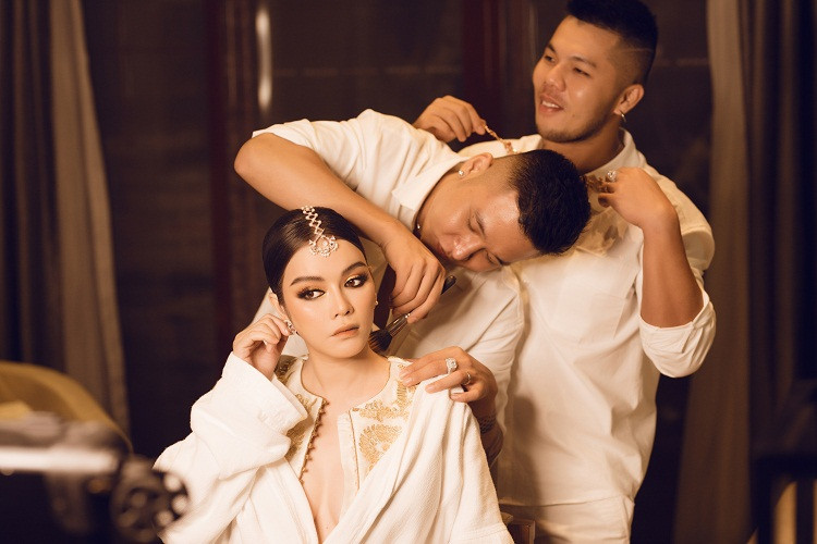 Hình ảnh Lý Nhã Kỳ trong hậu trường được chăm sóc kỹ lưỡng để có hình ảnh lộng lẫy nhất.