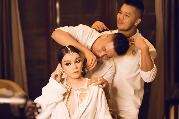 Hình ảnh Lý Nhã Kỳ trong hậu trường được chăm sóc kỹ lưỡng để có hình ảnh lộng lẫy nhất.