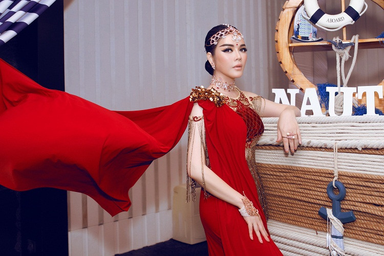 Xuất hiện trong buổi tiệc, Lý Nhã Kỳ hút ánh nhìn bởi diện trang phục quyền quý, lộng lẫy.