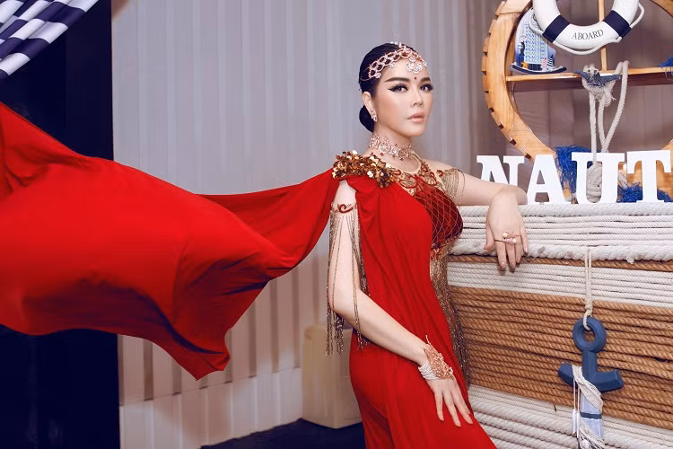 Xuất hiện trong buổi tiệc, Lý Nhã Kỳ hút ánh nhìn bởi diện trang phục quyền quý, lộng lẫy.