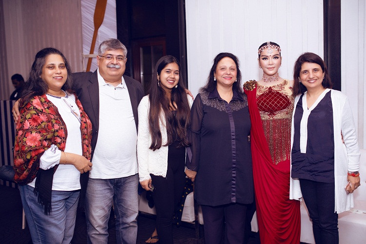 Bố mẹ nuôi tỷ phú của Lý Nhã Kỳ chăm sóc cô rất chu đáo.