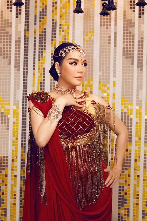 Lý Nhã Kỳ diện chiếc đầm haute couture màu đỏ đậm được đo may riêng cho cô. NTK Ấn Độ đã khéo léo may những đường chỉ vàng tua rua, cộng với vàng lá lấp lánh đính trên vai.