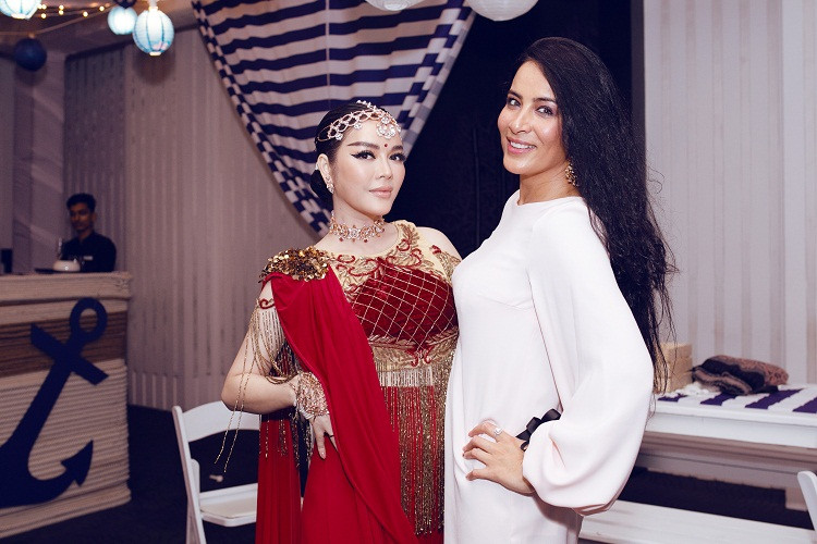 Hình ảnh Lý Nhã Kỳ xuất hiện kiêu sa trong tiệc sinh nhật của bố mẹ nuôi tỷ phú.