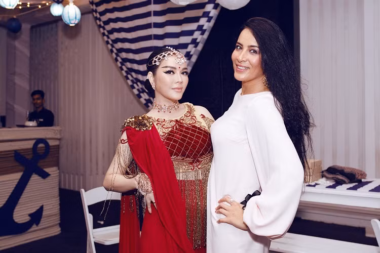 Hình ảnh Lý Nhã Kỳ xuất hiện kiêu sa trong tiệc sinh nhật của bố mẹ nuôi tỷ phú.