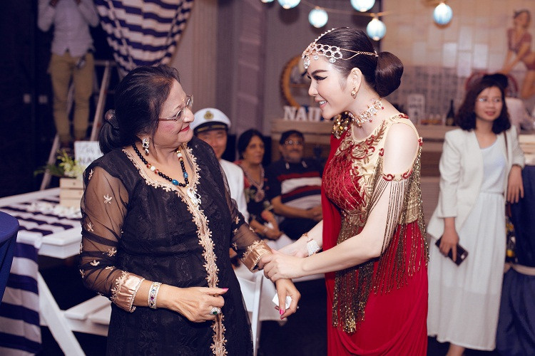 Nữ diễn viên chia sẻ mỗi ngày, bố mẹ nuôi mời rất nhiều đầu bếp nổi tiếng trên thế giới về để thay đổi khẩu vị cho thực khách tham dự sinh nhật của mình.