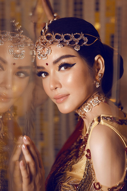 Một trong những phụ kiện không thể thiếu của Lãnh sự danh dự Romania đó là trang sức kim cương.