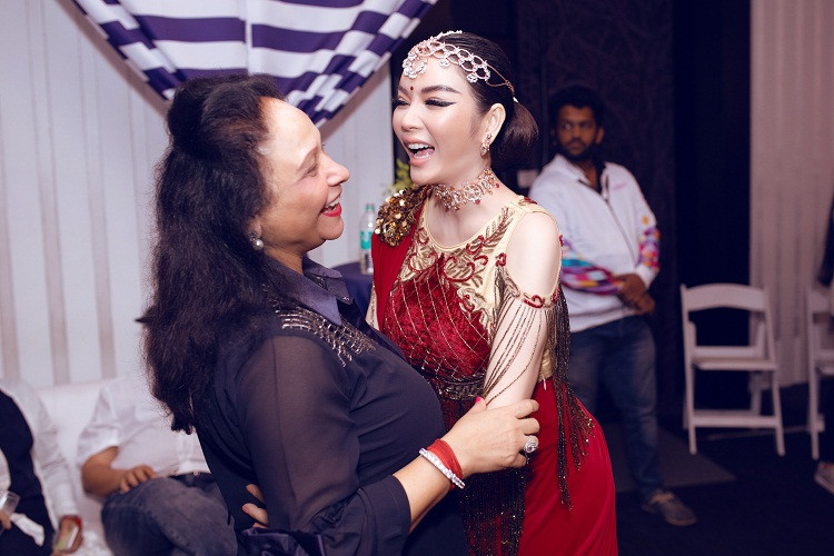 Đây cũng là bộ trang sức được đặt làm riêng cho Lý Nhã Kỳ, làm tăng thêm nét quyền quý, cao sang vốn có của nàng kiều nữ.