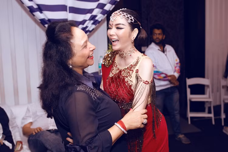 Đây cũng là bộ trang sức được đặt làm riêng cho Lý Nhã Kỳ, làm tăng thêm nét quyền quý, cao sang vốn có của nàng kiều nữ.