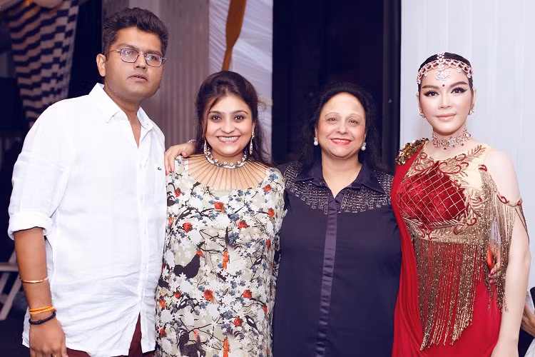 Lý Nhã Kỳ được bố mẹ nuôi đưa đi giới thiệu với các bạn bè, khách mời trong đêm tiệc.