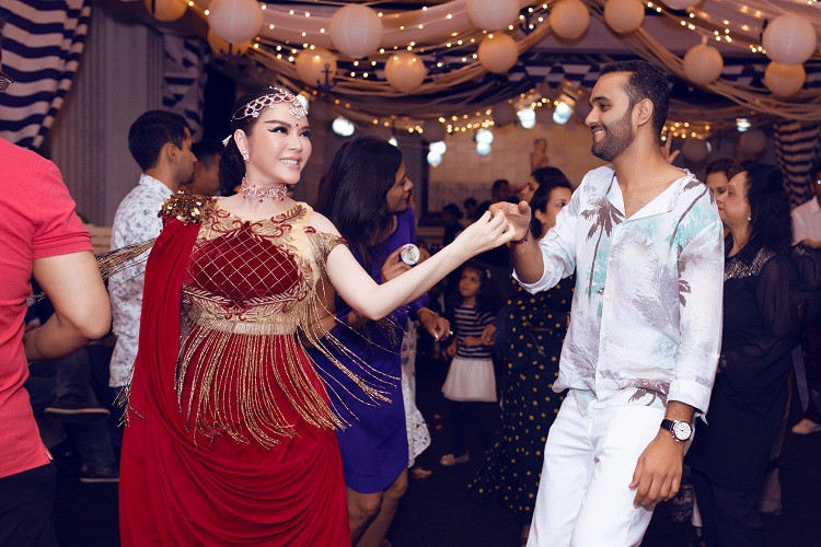 Lý Nhã Kỳ "quậy hết mình" trong đêm tiệc.