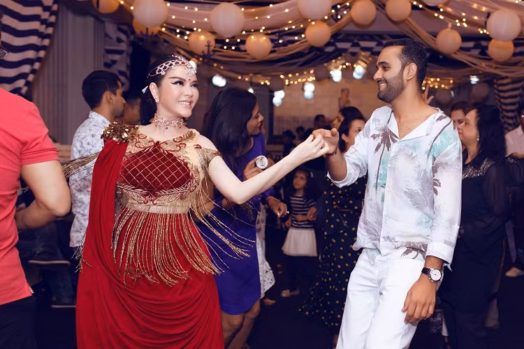 Lý Nhã Kỳ "quậy hết mình" trong đêm tiệc.