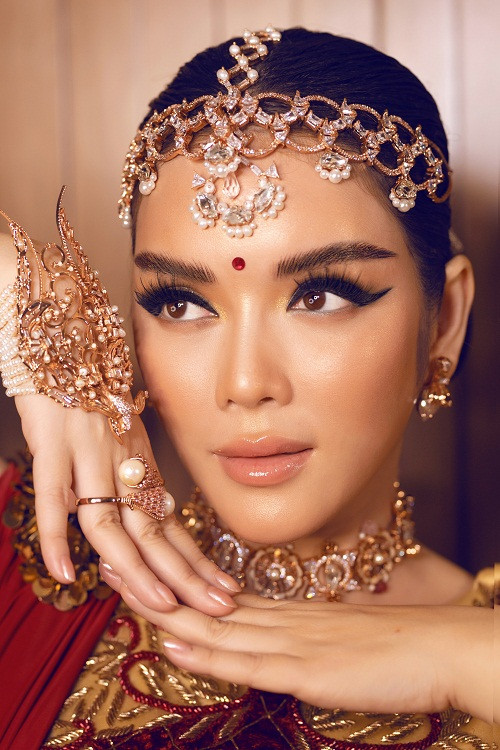 Lý Nhã Kỳ kết hợp khéo léo giữa vòng kim cương đeo trên tóc, bông tai, nhẫn và vòng tay được làm từ vàng hồng, ngọc trai đính kim cương, ruby rất tinh xảo.