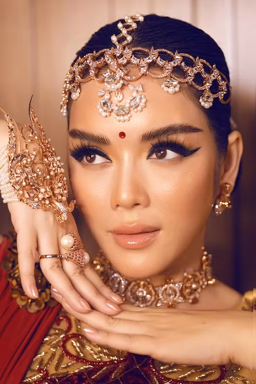 Lý Nhã Kỳ kết hợp khéo léo giữa vòng kim cương đeo trên tóc, bông tai, nhẫn và vòng tay được làm từ vàng hồng, ngọc trai đính kim cương, ruby rất tinh xảo.