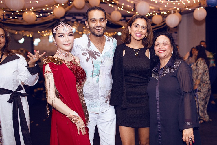 Trong tháng 11 này gia đình bố mẹ nuôi tỷ phú cũng sẽ thu xếp qua dự buổi ra mắt bộ phim mà Lý Nhã Kỳ làm nhà sản xuất kiêm diễn viên chính.