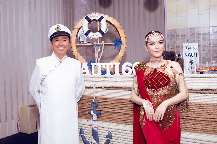 Ngoài những món mang đậm chất Ấn, Âu, Á, đích thân gia đình tỷ phú còn yêu cầu đầu bếp người Singapore có 18 năm kinh nghiệm trong các khách sạn 5 sao ở châu Á nấu riêng món Việt cho Lý Nhã Kỳ cùng ê-kíp.