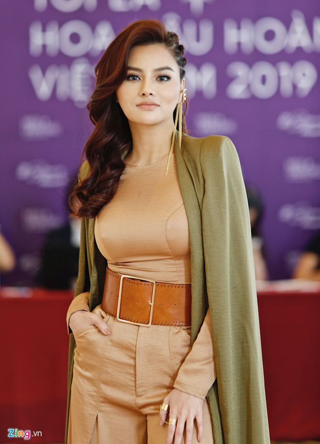 Khi được hỏi về chuyện Vũ Thu Phương có "dao kéo", chân dài thế hệ 8X bộc bạch cô có can thiệp thẩm mỹ nhẹ nhàng. Cô quan niệm làm đẹp là điều cần thiết với phụ nữ, thể hiện sự tôn trọng và yêu thương chính mình.