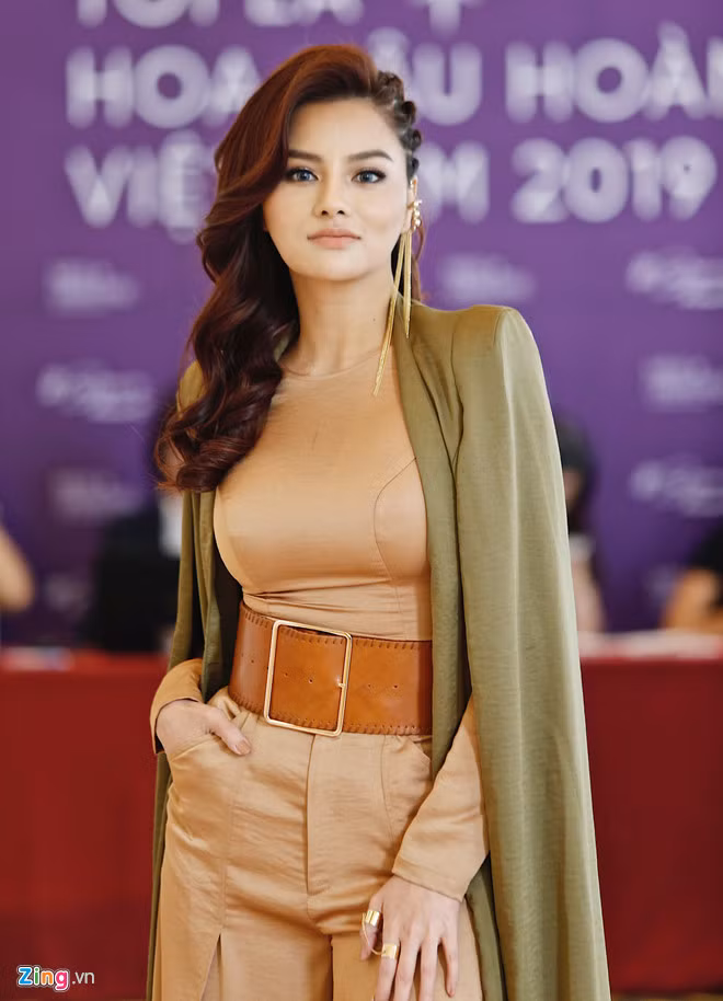 Khi được hỏi về chuyện Vũ Thu Phương có "dao kéo", chân dài thế hệ 8X bộc bạch cô có can thiệp thẩm mỹ nhẹ nhàng. Cô quan niệm làm đẹp là điều cần thiết với phụ nữ, thể hiện sự tôn trọng và yêu thương chính mình.