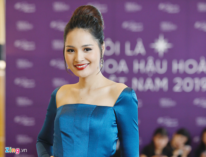 Người đẹp Hương Giang được khen nhan sắc trẻ trung, mặn mà. Đây là mùa thứ ba cô ngồi ghế nóng Hoa hậu Hoàn vũ Việt Nam. Hương Giang cho rằng thành công của H'Hen Niê là một áp lực với ban giám khảo năm nay.