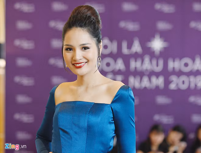 Người đẹp Hương Giang được khen nhan sắc trẻ trung, mặn mà. Đây là mùa thứ ba cô ngồi ghế nóng Hoa hậu Hoàn vũ Việt Nam. Hương Giang cho rằng thành công của H'Hen Niê là một áp lực với ban giám khảo năm nay.