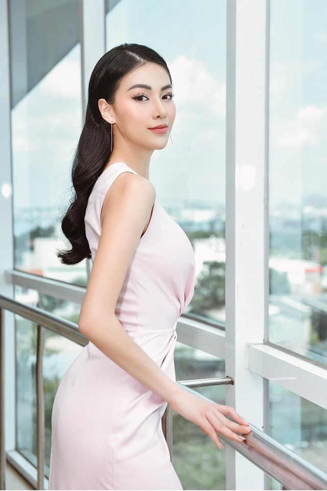 Về nghi vấn dao kéo, cô cho biết đã tiêm thẩm mỹ để định hình đường nét Vline trên khuôn mặt chứ không phải mổ xẻ, cắt gọt mặt như nhiều người vẫn nghĩ. Đặc biệt, người giúp cô thực hiện ca thẩm mỹ này chính là bác sĩ Chiêm Quốc Thái.
