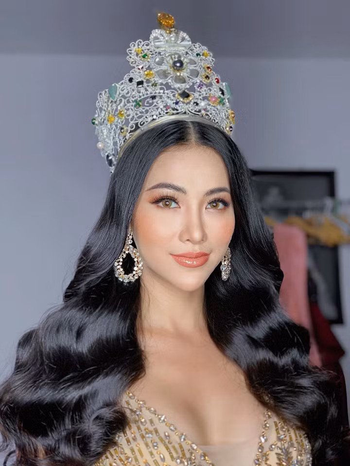 Đối diện với những tin đồn phía Phương Khánh đã lên tiếng phủ nhận. Về phía nàng hoa hậu, trả lời cho câu hỏi mua giải, người đẹp bày tỏ: "Đây là cuộc thi tầm cỡ quốc tế. Chỉ với sự nỗ lực của bản thân cộng với sự may mắn, bạn mới có thể đạt đến vinh quang. Một cuộc thi như thế này không thể chống lưng hay mua giải. Điều đó hoàn toàn không có”.