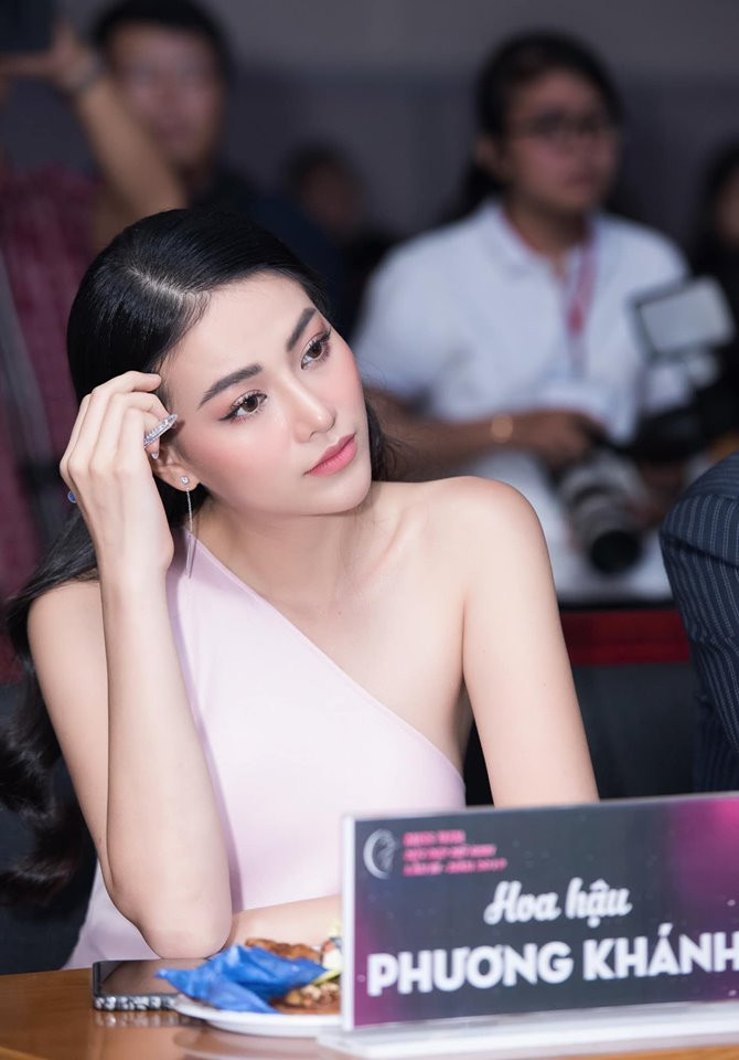 Sau những lùm xùm khi mới đăng quang, Phương Khánh tiếp tục vướng thị phi. Cô bất hòa với ông bầu Phúc Nguyễn, đơn vị nắm bản quyền cuộc thi Hoa hậu Trái đất tại Việt Nam, bị ông bầu tố vô ơn.