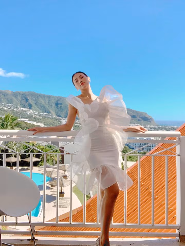 Phương Khánh bị nghi ngờ mua giải, can thiệp thẩm mỹ trước khi tham gia Hoa hậu Trái đất 2018. Ngoài ra, cô nàng còn bị nghi vấn có mối quan hệ tình cảm với bác sĩ Chiêm Quốc Thái.